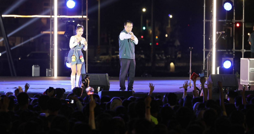 台南市長黃偉哲出席運河百年音樂祭，邀請民眾把握連假尾聲前來台南共度音樂盛會。（圖／台南市政府提供）