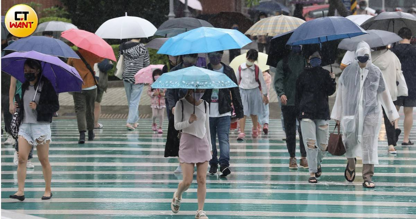 氣象署提醒，未來幾天東半部、北部及山區降雨機率提高，民眾外出需留意天氣變化。（示意圖／劉耿豪攝）
