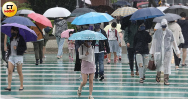 氣象署提醒，未來幾天東半部、北部及山區降雨機率提高，民眾外出需留意天氣變化。（示意圖／劉耿豪攝）