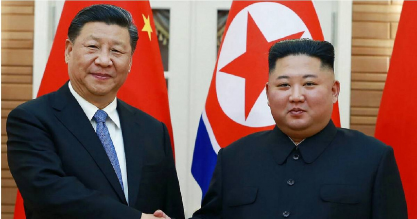 圖為中國國家主席習近平（左）2019年訪問北韓時，與該國領導人金正恩握手合影。（圖／達志／美聯社）