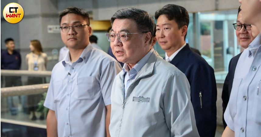 行政院長卓榮泰表示，因應強颱巴威來襲，中央已完成全國防災整備，部署6662名救災人力、2萬8922名國軍待命，並呼籲中央與地方攜手合作，全力守護民眾生命財產安全。（圖／周志龍攝）