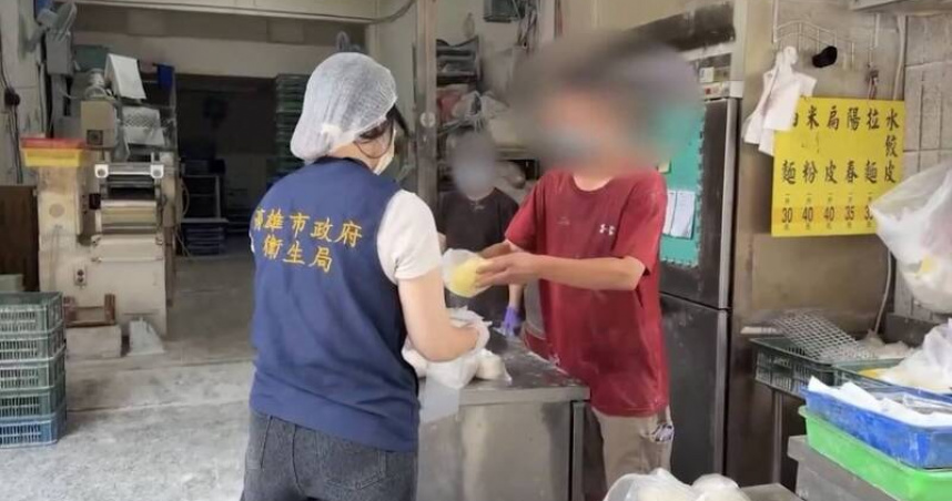 南台灣傳統市場新鮮麵條抽驗結果出爐，共25件樣品中有3件驗出不得添加的防腐劑苯甲酸。（圖／高市衛生局提供）
