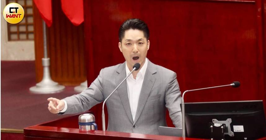 台北市長蔣萬安回應疫情期間疫苗採購爭議，表示當年立法院召開秘密會議後，發現採購合約超過三分之二內容遭塗黑，反批民進黨不應扭曲當時情況。（圖／方萬民攝）