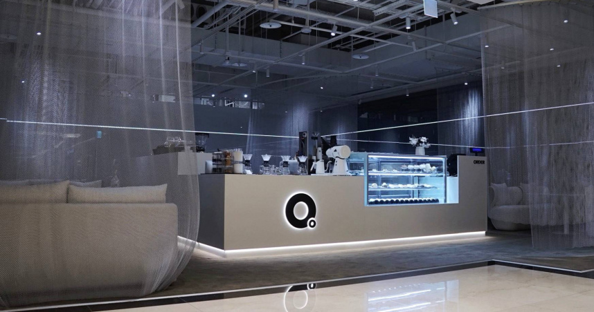 KA COFFEE LOUNGE空間刻意的留白，讓光影、線條成為視覺主角。（圖／業者提供）