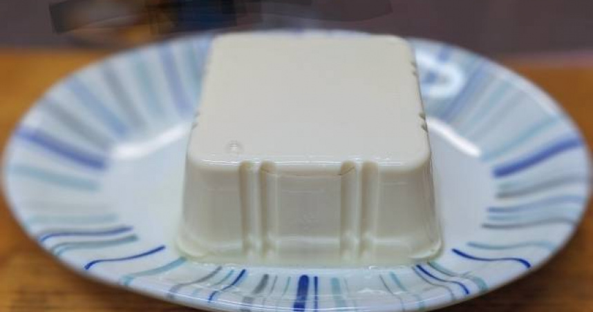 黃士維建議，無糖豆漿、嫩豆腐等植物性蛋白，質地較滑順，對於胃不好的人來說更好吸收。（示意圖／photoAC）