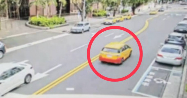 53歲的邵姓計程車司機因不滿司法判決，駕駛警察車猛撞台北地檢署門口，前一日還先去場勘。（圖／翻攝畫面）
