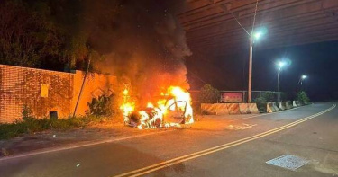 23歲女開車散心突陷火海。（圖／翻攝畫面）