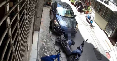 台中男撞倒路邊機車。（圖／翻攝畫面）