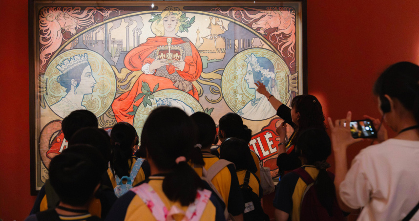 國泰金控主要贊助《新藝境：慕夏百年經典特展》，展覽期間舉辦公益觀展日，帶領台南當地學童近距離欣賞國際級藝術作品。（圖片提供／國泰金控）