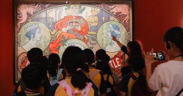 國泰金控主要贊助《新藝境：慕夏百年經典特展》，展覽期間舉辦公益觀展日，帶領台南當地學童近距離欣賞國際級藝術作品。（圖片提供／國泰金控）