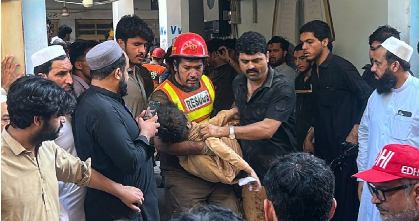 巴基斯坦西北部城市白沙瓦（Peshawar）1所學校於15日上午上課期間發生屋頂坍塌事故，救援人員從廢墟中救出1名受傷兒童。（圖／達志／美聯社）