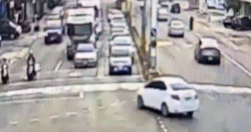桃園毒駕男逆向暴衝撞車！　警見他站不穩一查驚見喪屍菸彈