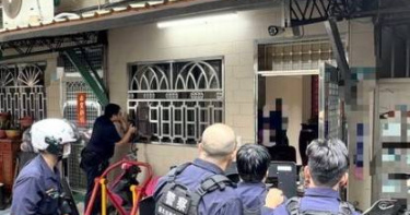 37歲男揮刀逼近警連開2槍制止。（圖／翻攝畫面）