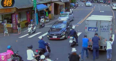 貨車拋錨卡路中 警化身「卜派」推車成最美風景