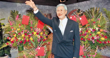 侯冠群「微笑表情+灰白頭髮」變身阿輝伯 「李祖惜」開啟政治人物模仿潮