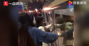 火車靠站就跳車!乘客「集體擦窗」 原因曝光了