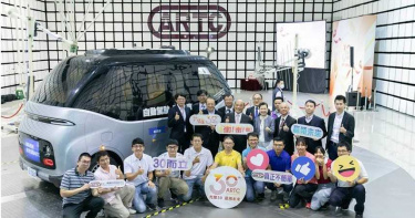 試無人車差點撞假人 系統即時煞車蘇揆大讚好靈敏