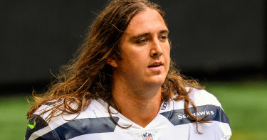 美國NFL球星毆打非裔女友 女友窒息驚醒見他悠哉吃晚餐