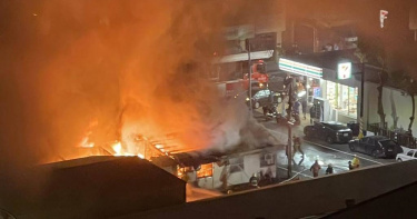 彰化市天祥路一般住宅晚間21點26分突然燒起來，霎時烈焰狂燃。（圖／彰化踢爆網提供）