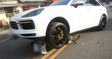 台中市西屯路三段今天發生一起車禍，老翁騎的摩托車被壓在保時捷車頭下。（圖／翻攝照片）