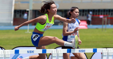 田徑美少女張博雅在大運會女子100公尺跨欄決賽跑出13秒11平個人最佳，輕鬆完成2連霸。(圖／大運會提供)