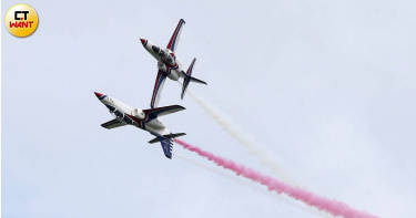 2023年空軍嘉年華，雷虎小組的空中表演。（圖／方萬民攝）
