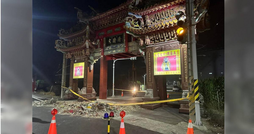 學甲區大灣清濟宮傳出廟宇牌樓的陶瓷瓦片掉落，警方已在現場圍起封鎖線，請路過民眾不要靠近。（圖／摘自「我愛學甲。大北門區」臉書粉專）