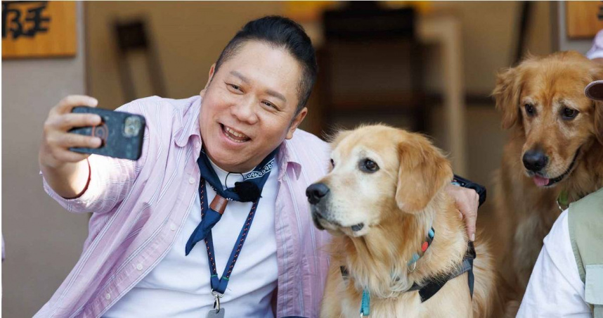卜學亮開心與黃金獵犬自拍。（圖／好看娛樂提供）