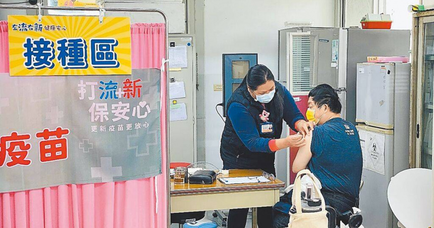 藝人大S猝逝掀流感疫苗搶打潮，同時帶動新冠與肺炎鏈球菌疫苗打氣，年輕族群多採「左流右新」，同時施打流感與新冠疫苗。（圖／中國時報蕭嘉蕙攝）