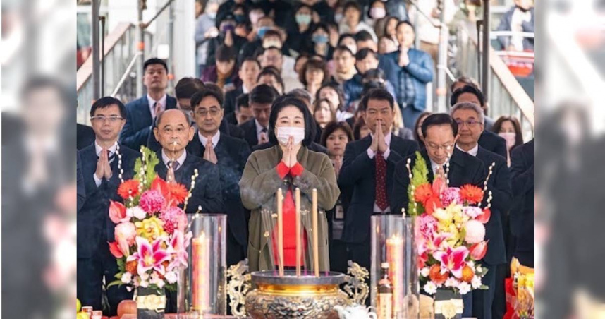 裕隆集團今日在新店總部舉行新春開工祈福儀典，裕隆集團執行長嚴陳莉蓮帶領集團高階主管一同祈拜。（圖／裕隆集團提供）