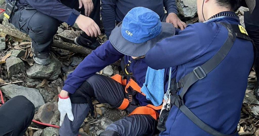 屏東縣來義鄉棚集山傳出登山意外，許男跌落邊坡行動不便，由搜救隊持擔架運送協助就醫。（圖／翻攝畫面）