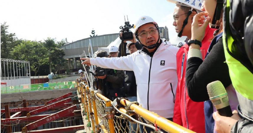 新北市長侯友宜今日前往板橋第二國民運動中心視察工程進度。（圖／呂健豪攝）