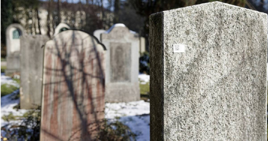 德國慕尼黑3座公墓約1000多塊墓碑被貼上不明QR Code貼紙，警方細查兇手竟是一家清潔公司。（圖／達志／美聯社）