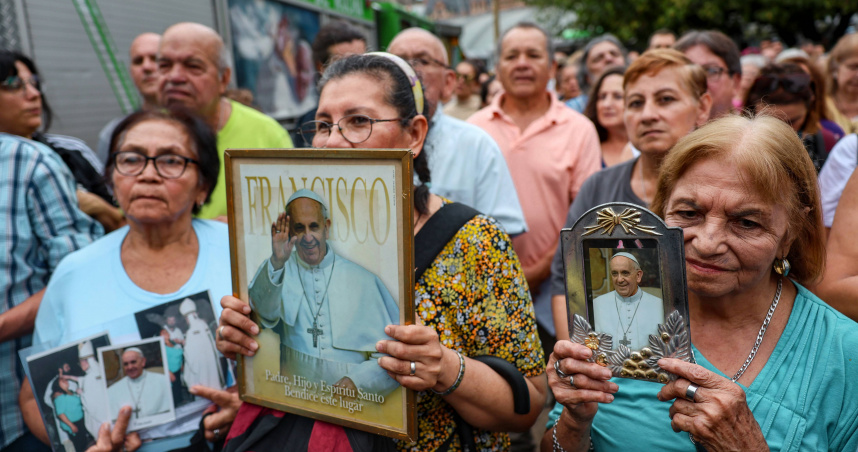 阿根廷首都布宜諾斯艾利斯教區在國會廣場舉辦彌撒，為教宗方濟各的健康祈禱。（圖／達志／美聯社）
