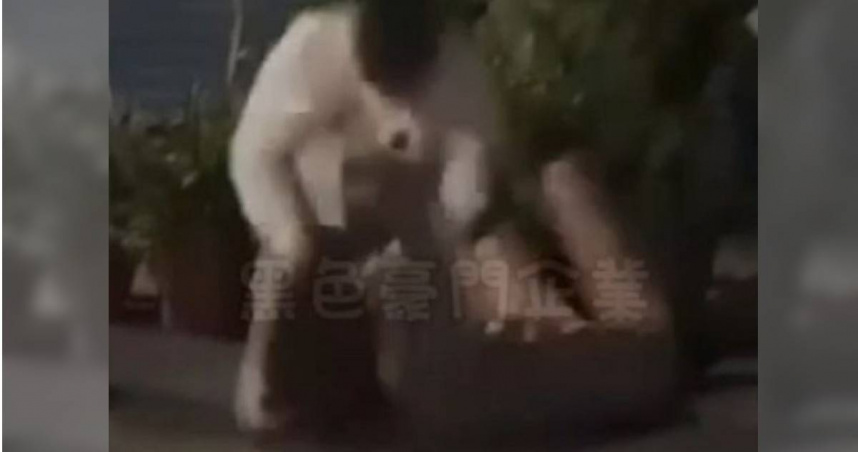 彰化街頭凌晨發生鬥毆，2女打成一團，造成其中1人頭破血流。（圖／翻攝黑色豪門企業）