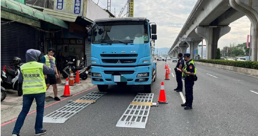 林口警方自10日起加強取締轄內大型車輛違規，半個月舉發439件。（圖／警方提供）