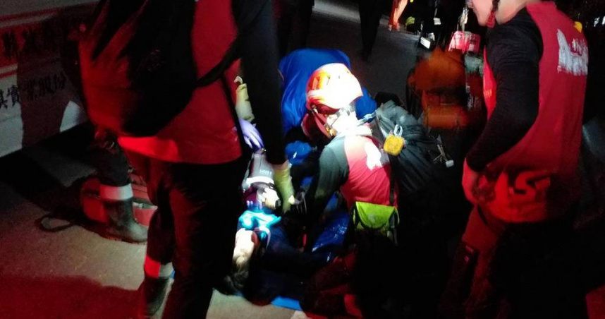 一對來自新北的夫婦1日到尖石登山，妻子不慎滑落80公尺深邊坡，消防人員發現時已無呼吸心跳。（圖／新竹縣消防局提供／中國時報邱立雅竹縣傳真）