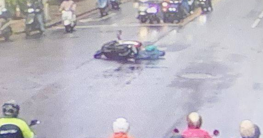 桃園1輛客運公車沿路漏油，害後方1名女騎士滑倒擦挫傷，警方將通知駕駛到案說明。（圖／翻攝畫面）