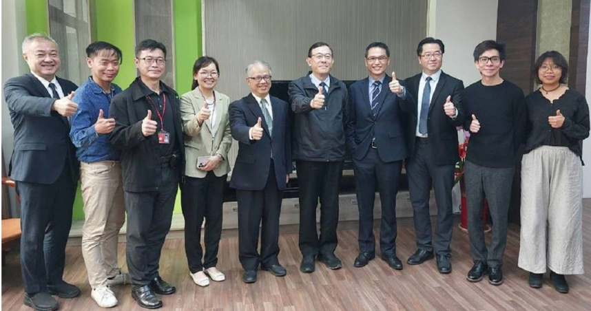 台東地檢署因偵辦賄選案、共諜案績效優良，檢察總長邢泰釗親赴台東慰勉偵辦團隊。（圖／最高檢提供）