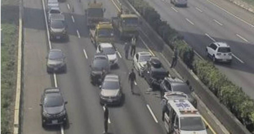 國1北上165.4公里處台中路段，今（8日）上午11時許發生「5輛自小客車」追撞事故。（圖／翻攝畫面）