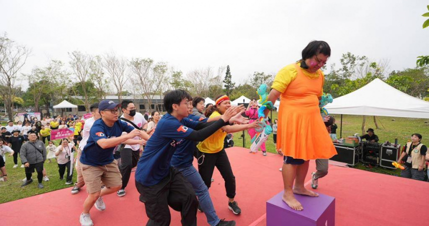 屏東社工運動會，趣味競賽仿《魷魚遊戲》，壯碩的男社工扮演「英熙」，在現場超級吸睛。（圖／屏東縣政府提供）