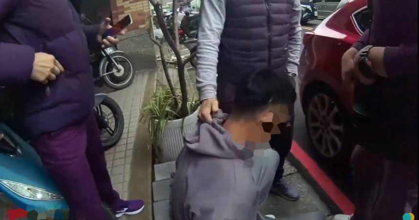 張姓車手原擔任uber司機，誤信詐團能提供高薪而成為車手，近日在面交時遭逮捕。（圖／翻攝畫面）