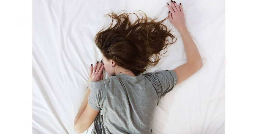 一名20歲女子，近來幾個月常常出現胸悶、呼吸困難的情況，尤其是在睡覺時特別嚴重，就醫之後才發現是塵蟎搞鬼。（示意圖／Pixabay）