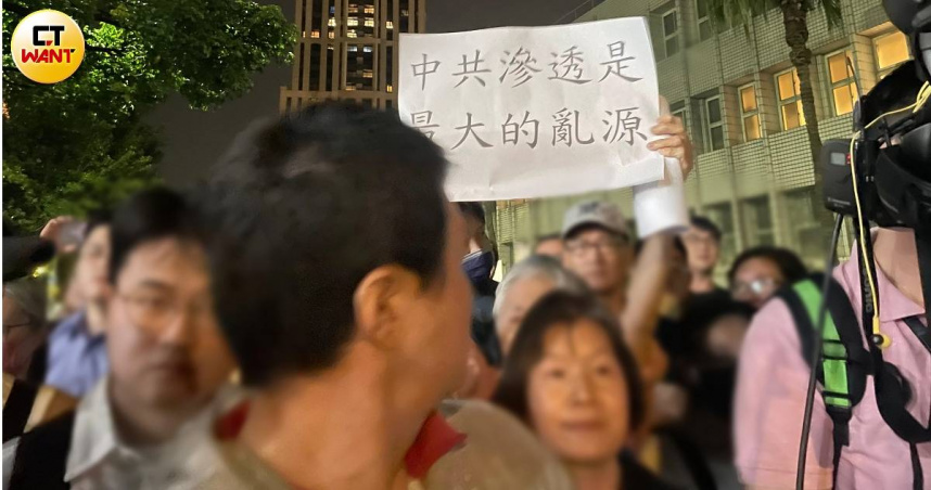 民進黨支持者至現場鬧場，遭徐巧芯當場回嗆。（圖／翁靖祐攝）