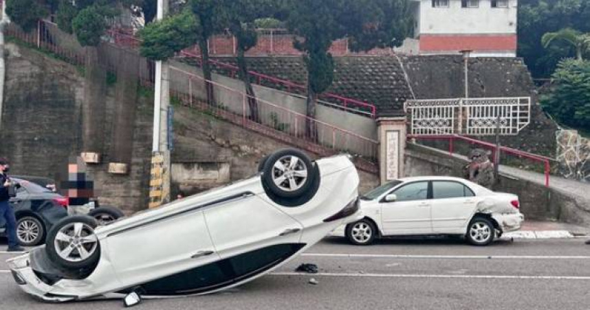 黃男下班駕駛白車返家途中，不慎擦撞路邊車翻覆在馬路上，疑因精神不濟惹禍。（圖／翻攝畫面）