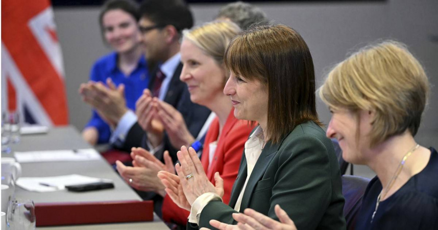 英國財政大臣雷切爾里夫斯（Rachel Reeves）近日明確表示，脫離與中國的經濟往來將是「非常愚蠢的決定」。（圖／達志／美聯社）