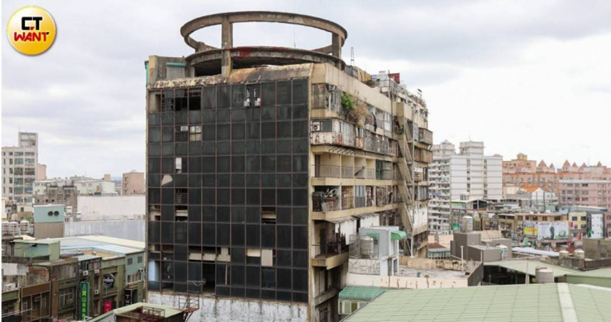 老舊房屋住老人的「人屋雙老」窘境已成國安問題。圖為桃園市著名的財神大樓。（示意圖／CTWant攝影組）