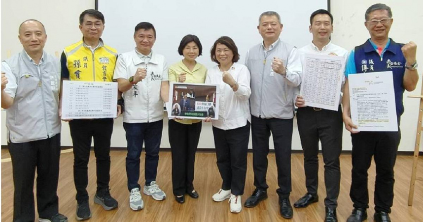 嘉義市長黃敏惠偕議長陳姿妏等多位議員，欣喜中央負擔工程款，盼趕快推進輕軌建設。（圖／報系資料庫）