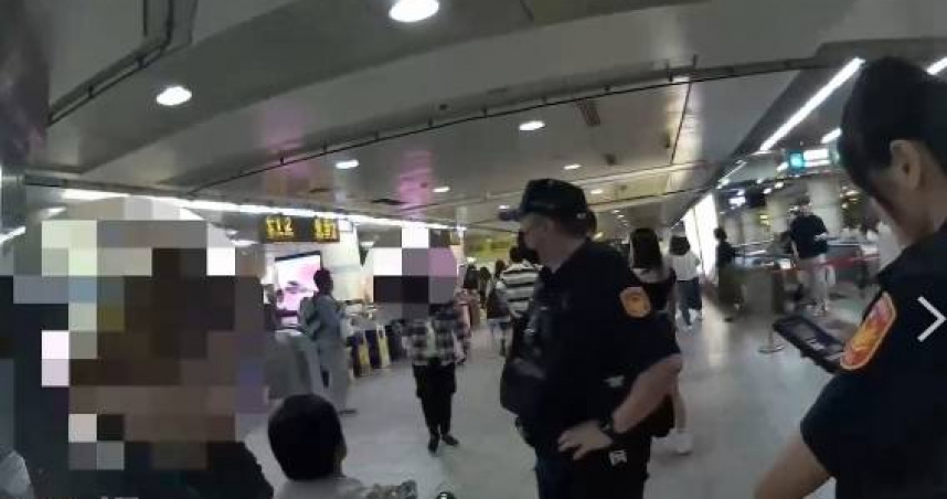 一名女子因不滿街頭藝人唱歌太難聽，怒踩音箱洩憤，一旁的蘇姓女子見狀上前勸說，孰料卻被該女亮剪刀恐嚇。(圖／翻攝畫面)