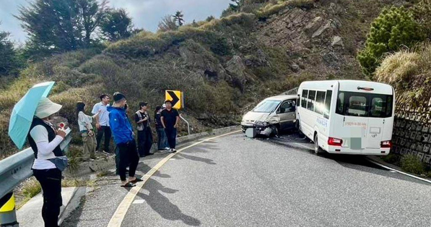南投客運載約5名遊客往合歡山區，行經台14甲線昆陽路段與對向下山休旅車對撞，車上乘客等待疏運。（圖／民眾提供）